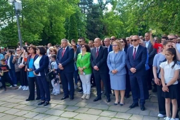 Зам.-председателят на ПГ на ДПС и на НС Айтен Сабри отбеляза 24 май с  участие в тържествено шествие по случай празника в гр. Кърджали
