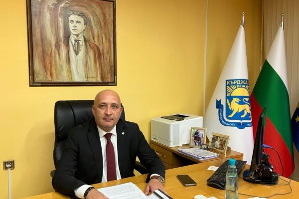 Ерол Мюмюн, кмет на община Кърджали и зам.-председател на ДПС внася предложение за намаляване на таксата за паркиране в Кърджали