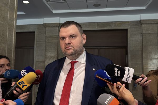 Делян Пеевски, лидер на ДПС и ПГ на ДПС-НОВО НАЧАЛО: Където има управление на Пуделите, има грабежи и крах! Те ограбиха митниците!