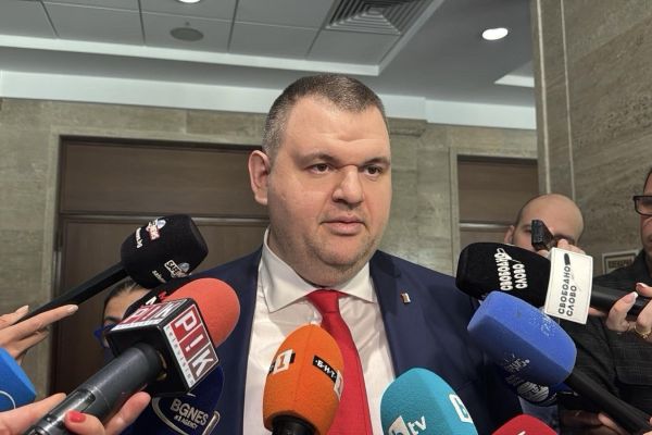 Делян Пеевски, лидер на ДПС и ПГ на ДПС-НОВО НАЧАЛО: ПП-ДБ са като малки деца на Борисов – правят само бели, а той ги спасява. Ако не е Борисов, няма да ги има