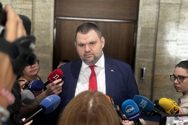 Делян Пеевски, председател на ДПС : Най-корумпираните политици се опитват да се ребрандират като антикорупционери! Ще свалим чадъра, който ги пази от разследване