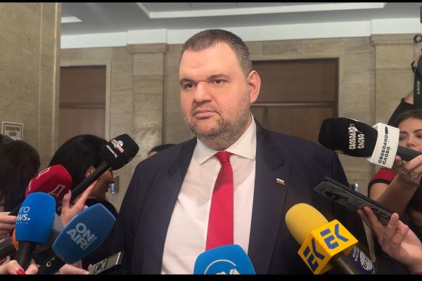 Делян Пеевски, лидер на ДПС и ПГ на ДПС-НОВО НАЧАЛО : Няма да има предсрочни избори, ако се работи за хората! Докато управляващите работят за хората, ще ги подкрепям. Аз гарантирам!